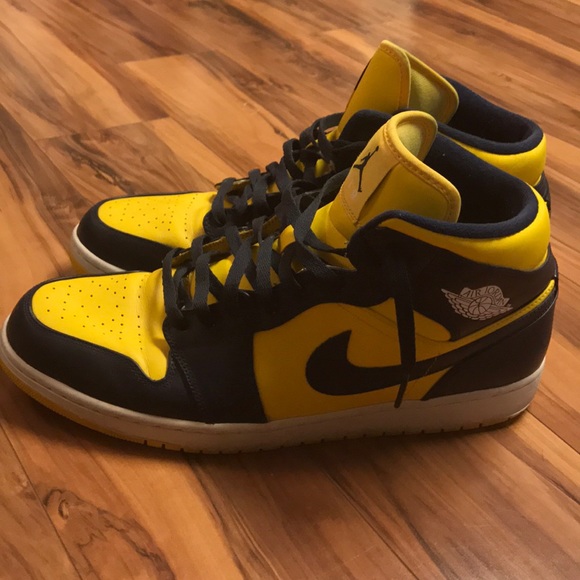 air jordan 1 mid michigan